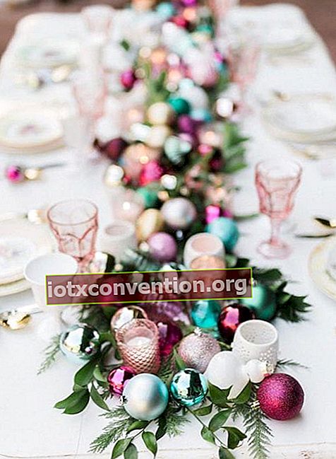 Ornamenti in viola e blu per decorare la tavola di Natale