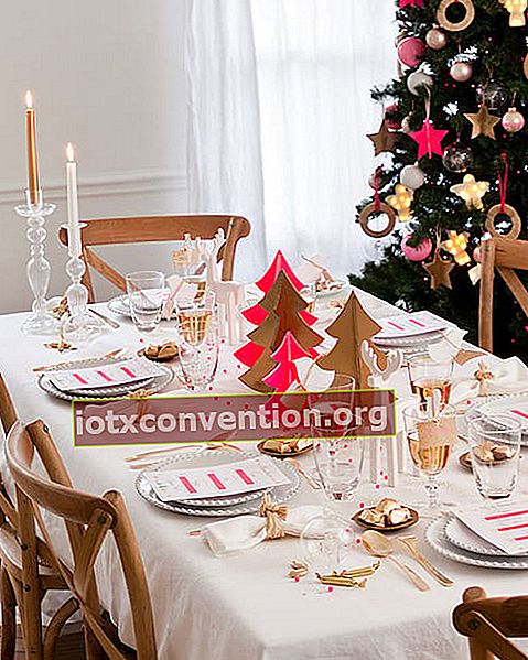 Tisch mit Rot und Gold dekoriert
