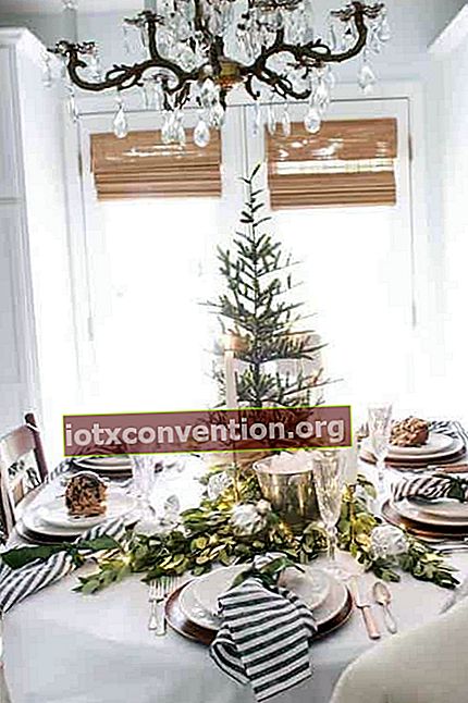 Meja dengan pohon Natal di tengah