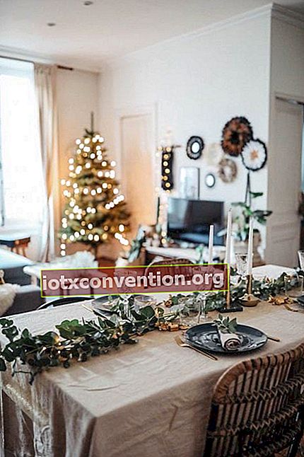 Meja dengan dekorasi Natal