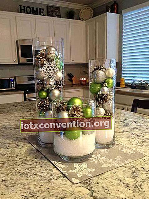 Transparenta vaser med gröna och grå bollar och snö