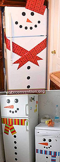 Kühlschrank als Schneemann mit rotem Schal verkleidet