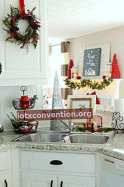 grüner und roter Adventskranz zur einfachen Dekoration der Küche