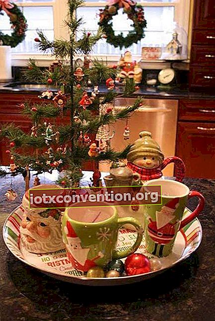 Albero di Natale al centro della cucina con tazze
