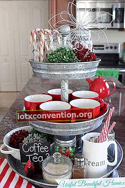 Piatto girevole su tre piani con tazze e dolci natalizi in cucina