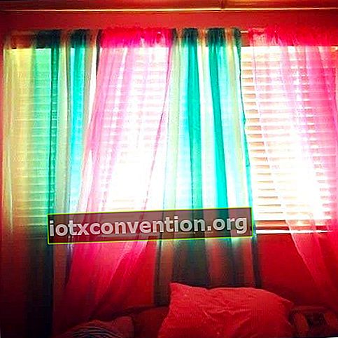 家のためのDIY装飾：窓を変身させるために異なる色のカーテンを合わせてください。
