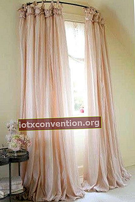 DIY Home Decor: ใช้ราวม่านโค้งเพื่อทำให้หน้าต่างดูใหญ่ขึ้น