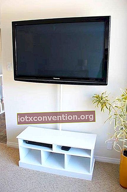 Dekorasi DIY untuk rumah: sembunyikan kabel TV dengan penutup kabel yang tersembunyi.