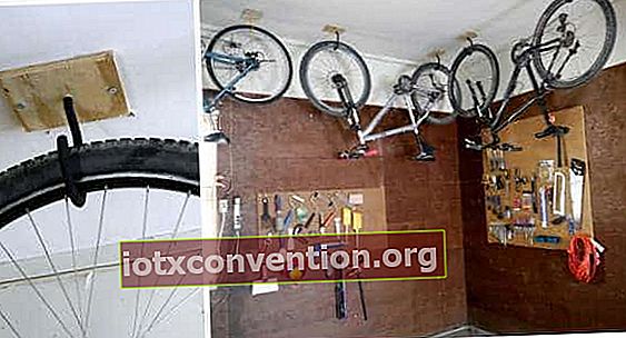 จักรยานที่ห้อยลงมาจากเพดานโรงรถ