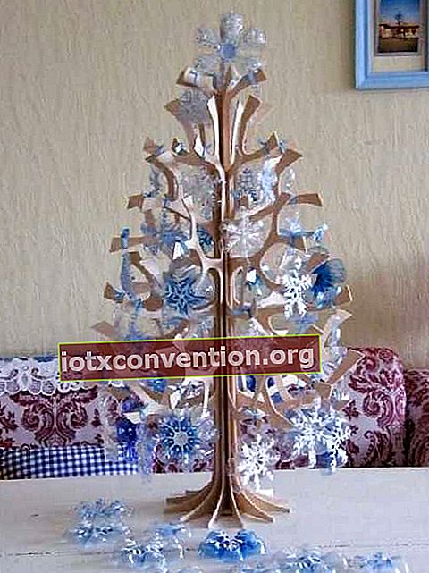 botol daur ulang untuk menghias pohon natal