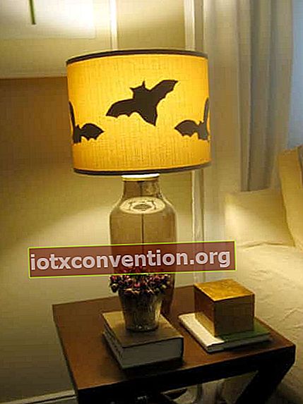 Una lampada illuminata con ombre da pipistrello
