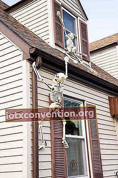 Skelette hängen an der Fassade
