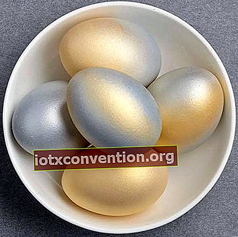 uova di Pasqua dipinte con vernice metallizzata