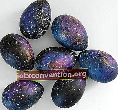 Eier mit Sprühfarbe dekoriert