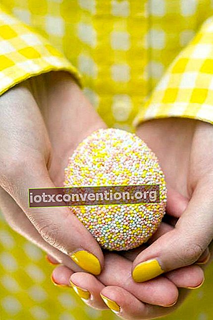 Uova di Pasqua decorate con mini palline di zucchero colorate