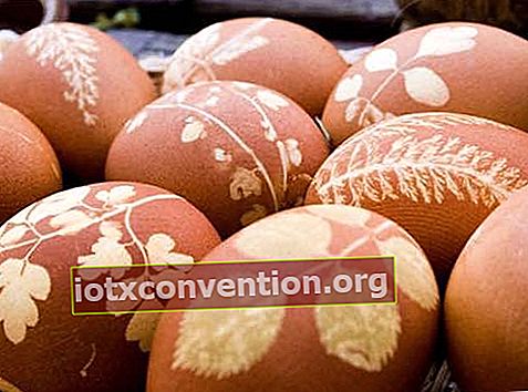 Uova di Pasqua decorate con fiori secchi