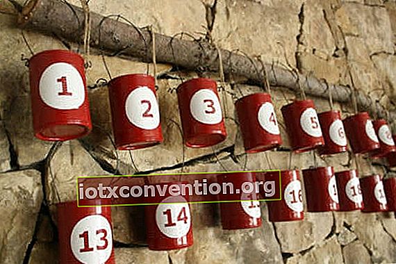 Barattoli di latta numerati usati come calendario