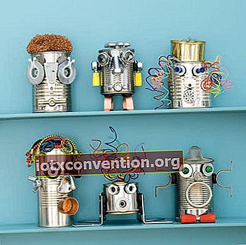 Plåtburkar dekorerade med robotar
