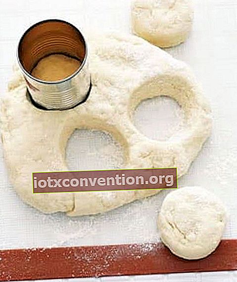 Un barattolo di latta utilizzato per formare i biscotti