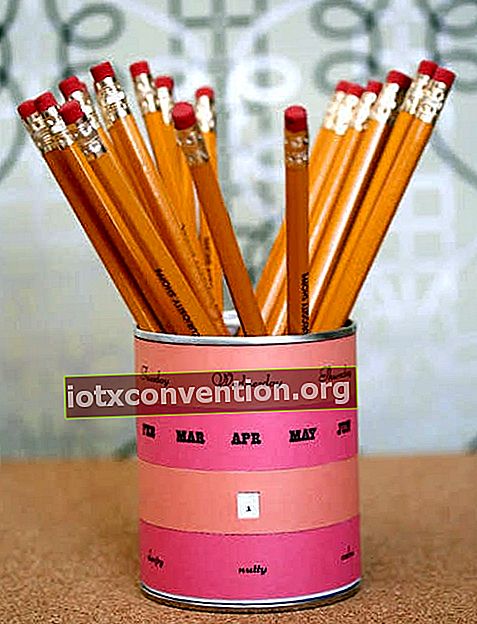 Tennburk bildar en kruka för pennor dekorerad med en minikalender