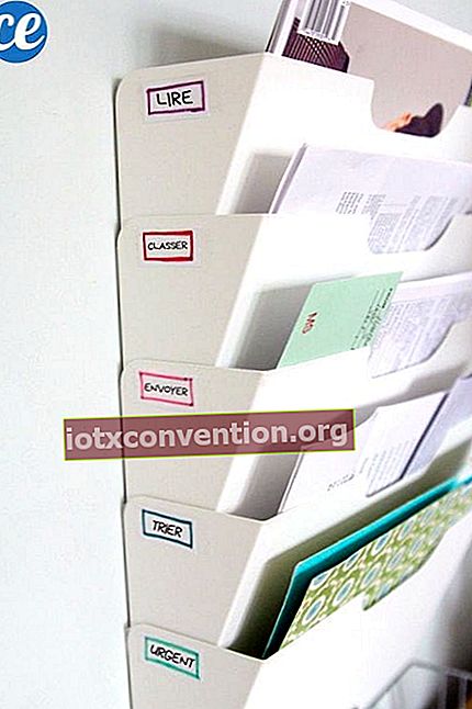 Una valigetta verticale con etichette di archiviazione.