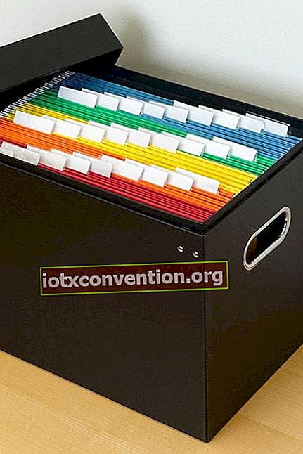 En låda med upphängningsfiler med färgkod.