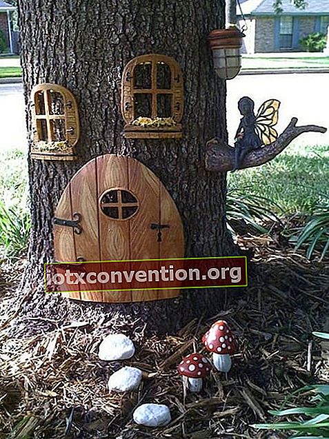 庭を飾るための木の幹の妖精のための家