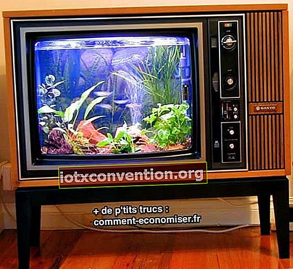 수족관에서 재활용 된 오래된 TV