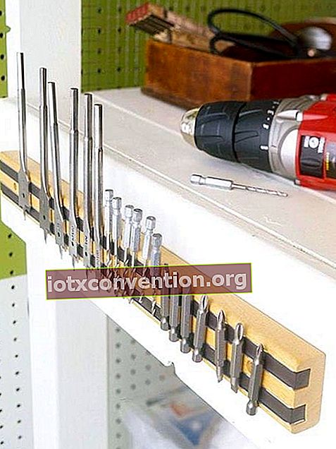 Bewahren Sie alle Werkzeuge auf einer Magnetstange auf, um Platz in Ihrer Garage zu sparen.