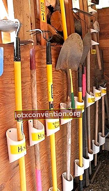 Använd PVC-rör för att lagra trädgårdsredskap och spara plats i ditt garage.