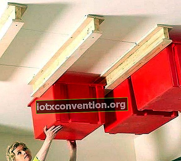 แขวนกล่องเก็บของจากเพดานเพื่อประหยัดพื้นที่ในโรงรถของคุณ