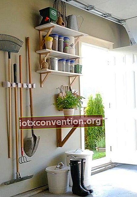 Ställ in ett utrymme för trädgårdsarbete för att spara utrymme i ditt garage.