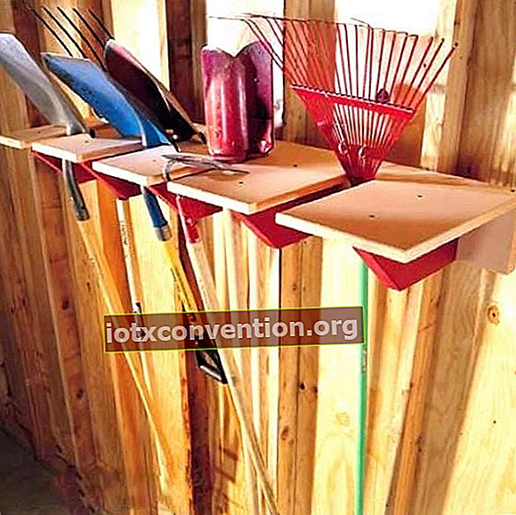 Stellen Sie ein Holzregal her, um Werkzeuge mit Griffen aufzubewahren und Platz in Ihrer Garage zu sparen.