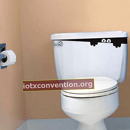 Letakkan stiker monster di toilet