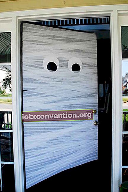 Pintu berbentuk mumi untuk halloween