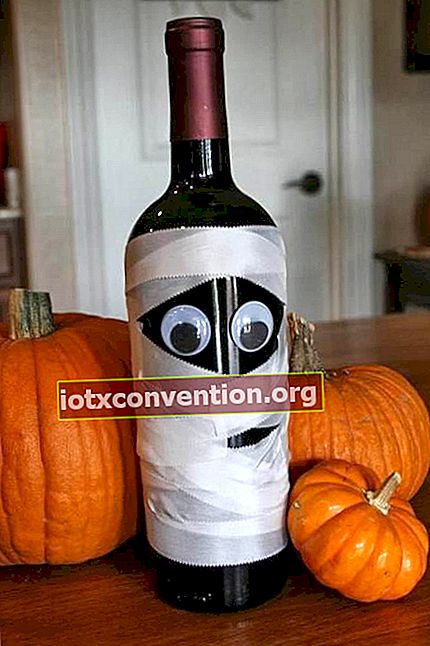 Gruselige und dekorierte Weinflasche für Halloween