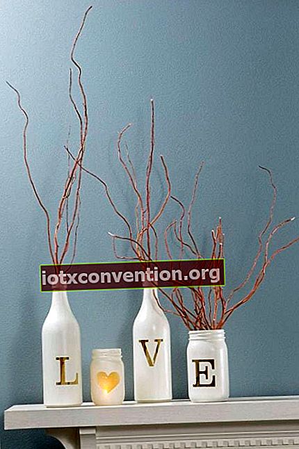 Bottiglie di vino decorate e ricoperte di vernice bianca