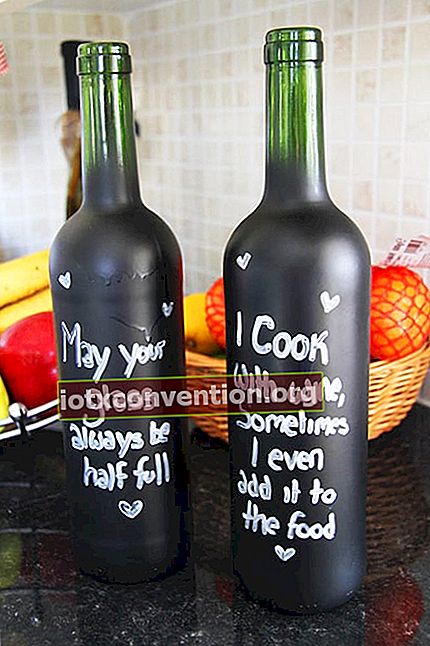 Dua botol anggur dengan tulisan putih di atasnya