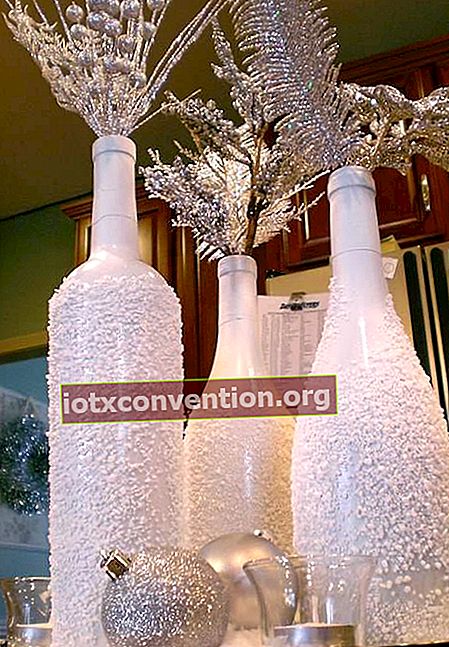Tre bottiglie di vino con decorazioni invernali
