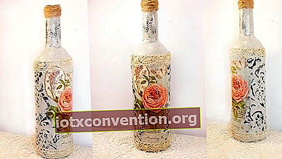 Botol wine berhias bunga mawar yang dibuat dengan cat