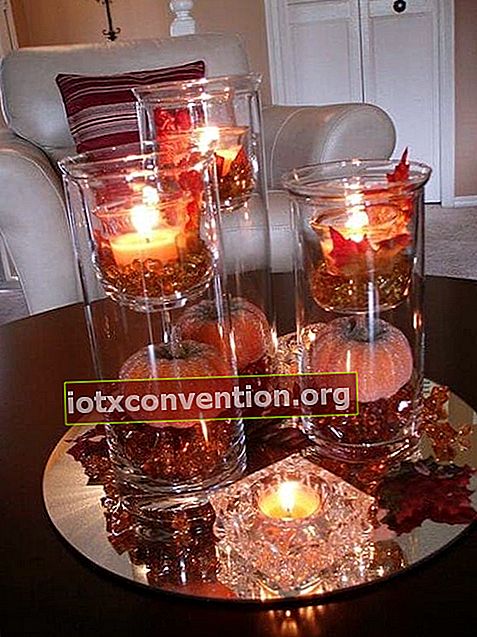 Weihnachts-Halloween-Dekoration mit Kürbis und Kerzen