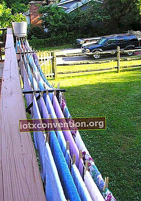 Wäscheleinen auf der Balustrade einer Holzterrasse über einem Garten.