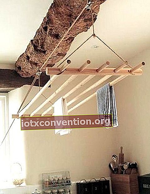 Un appendiabiti a soffitto in legno per asciugare i vestiti.