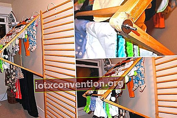Rak pakaian dari kayu yang dipasang di dinding yang dapat dilipat dan dibuka dengan mudah untuk mengeringkan pakaian.