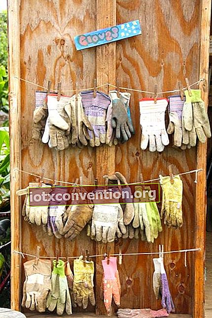 Stendibiancheria fatto in casa per riporre e asciugare i guanti da giardinaggio.