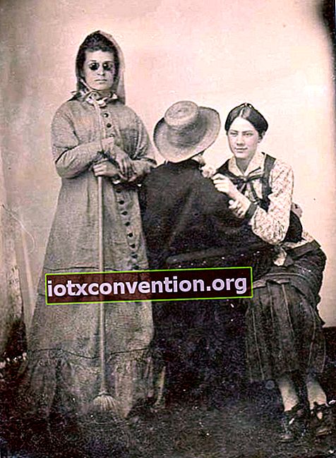 Dua wanita bertatap muka di sekitar orang yang terbalik