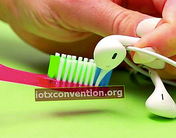 Schrubben Sie den Metallgrill mit einer alten Zahnbürste, um schmutzige Kopfhörer schnell zu reinigen.
