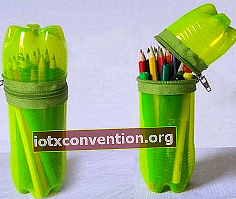 tempat pensil yang terbuat dari botol plastik hijau