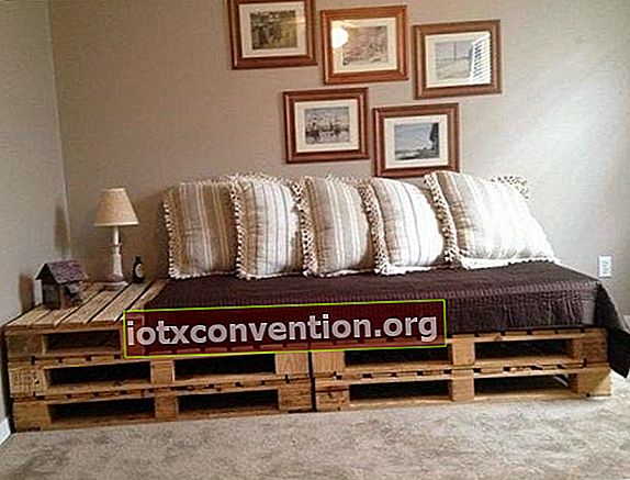 tempat tidur sofa yang nyaman dari kayu palet