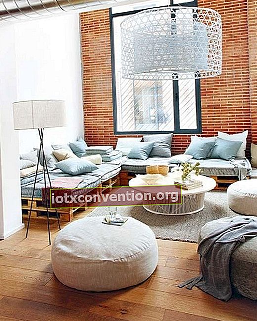 divano da soggiorno in legno pallet